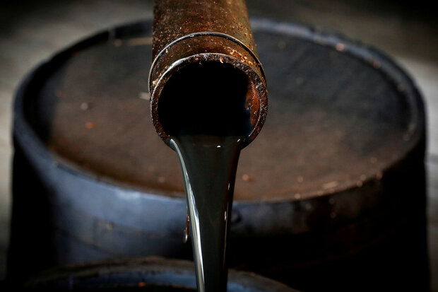 سقوط قیمت نفت به زیر ۷۰ دلار در هر بشکه